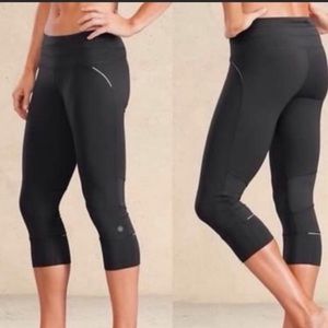 Athleta Relay Running Cropped Reflective Leggings Capris